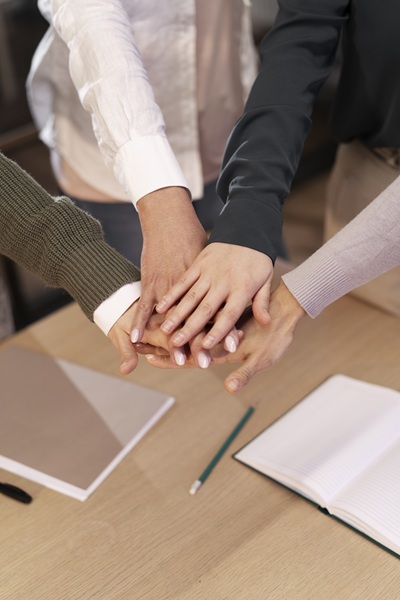 Trabajo en equipo con sonrisas